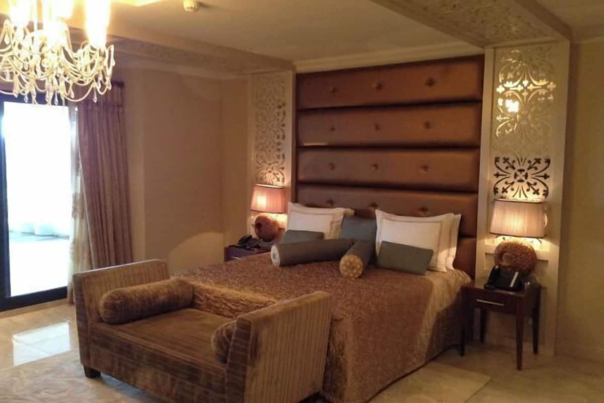1 bedroom, Egyptian cotton sheets, premium bedding, down duvets