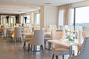 4 restaurants, breakfast, lunch, dinner served; Italian cuisine - Grand Hotel Djibloho (Djibloho)