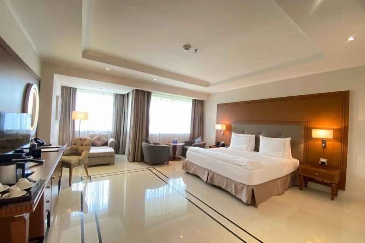1 bedroom, Egyptian cotton sheets, premium bedding, down comforters