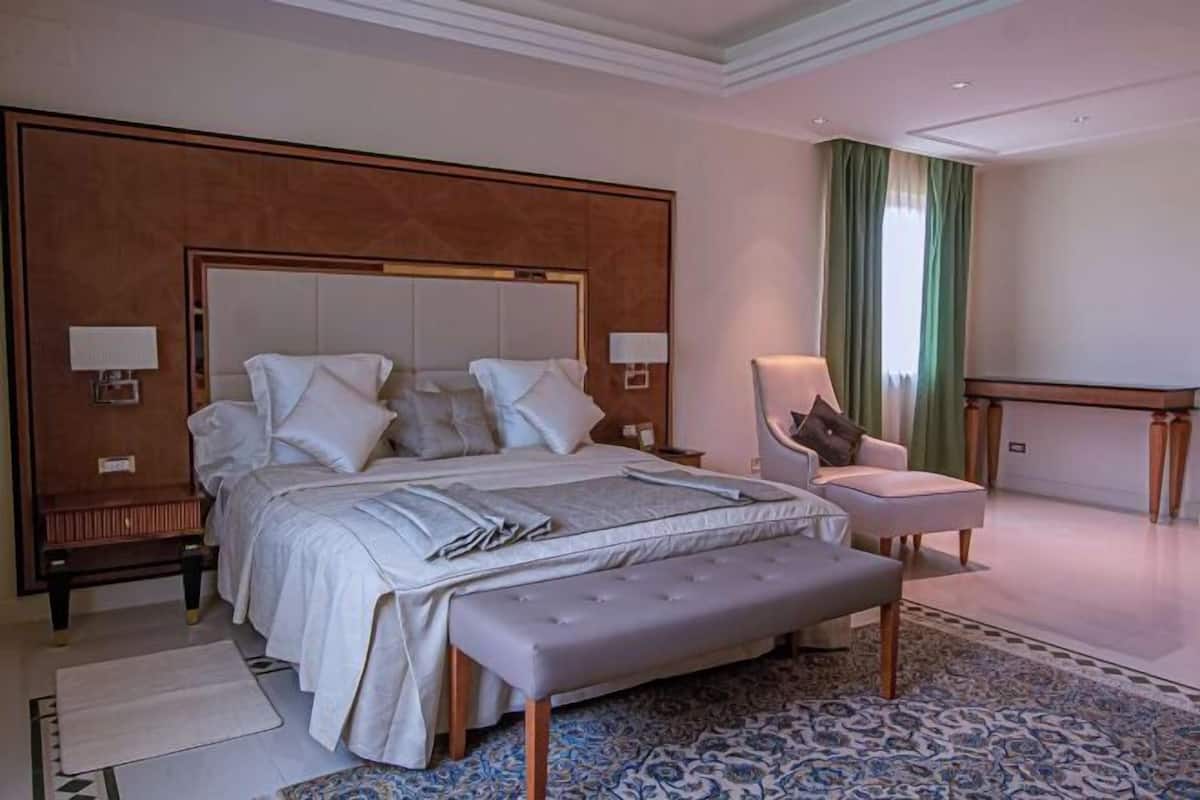 1 bedroom, Egyptian cotton sheets, premium bedding, down duvets