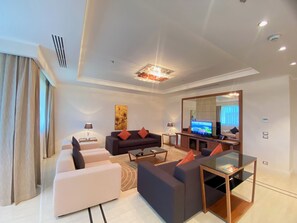 Guinea Suite | Wohnbereich | Fernseher, Kamin