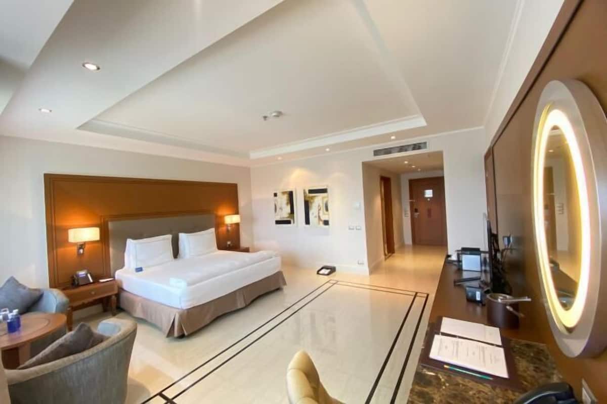 1 bedroom, Egyptian cotton sheets, premium bedding, down duvets