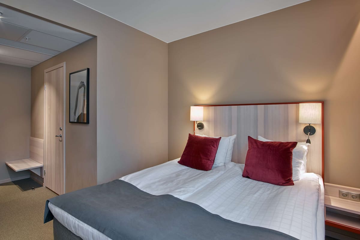 Desk, blackout drapes, iron/ironing board, free WiFi