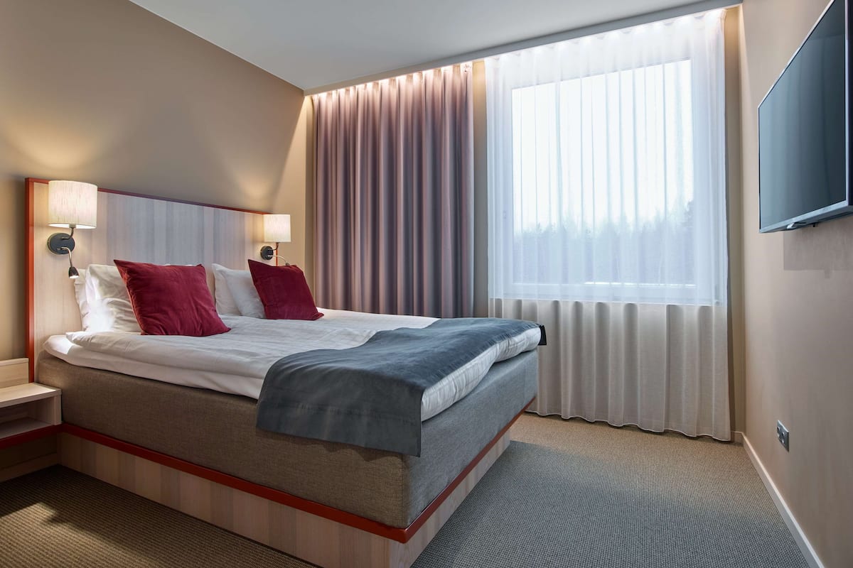 Desk, blackout drapes, iron/ironing board, free WiFi