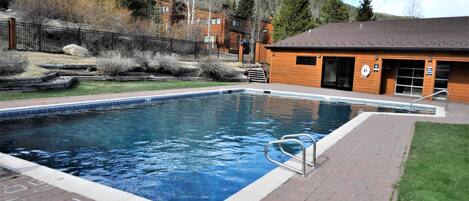 منزل - سرير كبير (Tennis Townhome 2 Bd 25 Ba TTMR) | حمام سباحة | حمّام سباحة خارجي