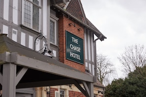 A building with a sign reading "THE CHASE HOTEL" on the side. - The Chase Hotel by Greene King Inns (Nuneaton)
