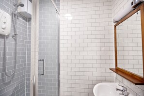 Shower, hair dryer, towels - The Chase Hotel by Greene King Inns (Nuneaton)