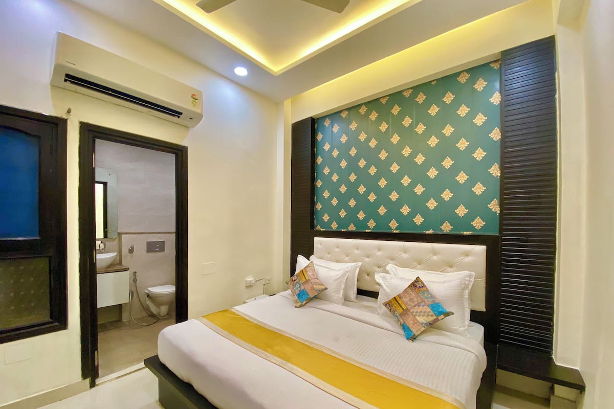 Habitación Deluxe (Queen Bed ) | Ropa de cama de alta calidad y escritorio
