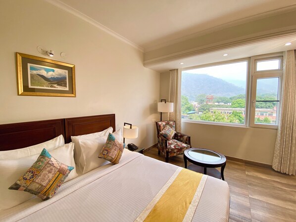 Habitación | Ropa de cama de alta calidad y escritorio 