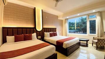 Habitación familiar | Ropa de cama de alta calidad y escritorio