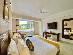Habitación | Ropa de cama de alta calidad y escritorio