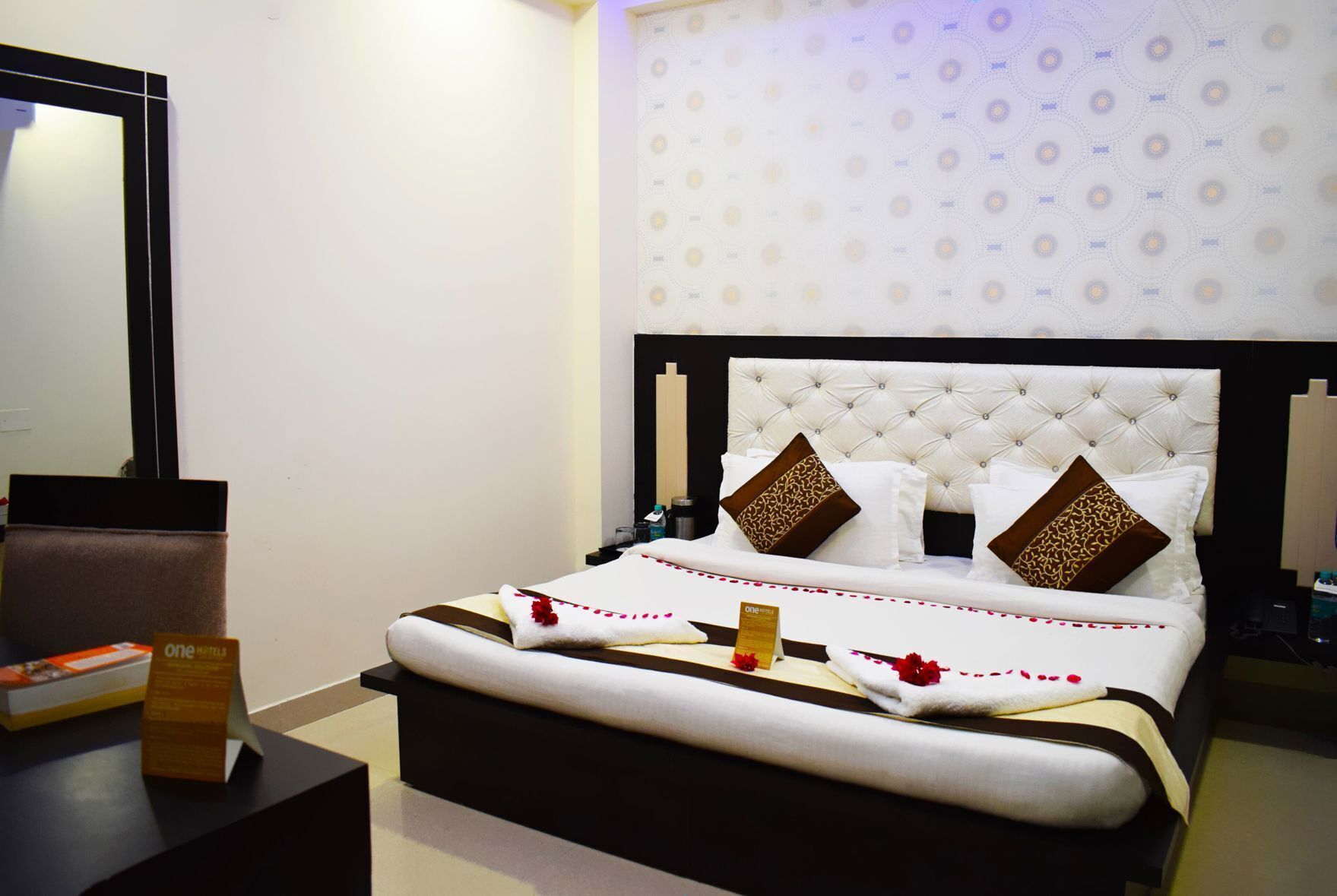 Premium bedding, desk
