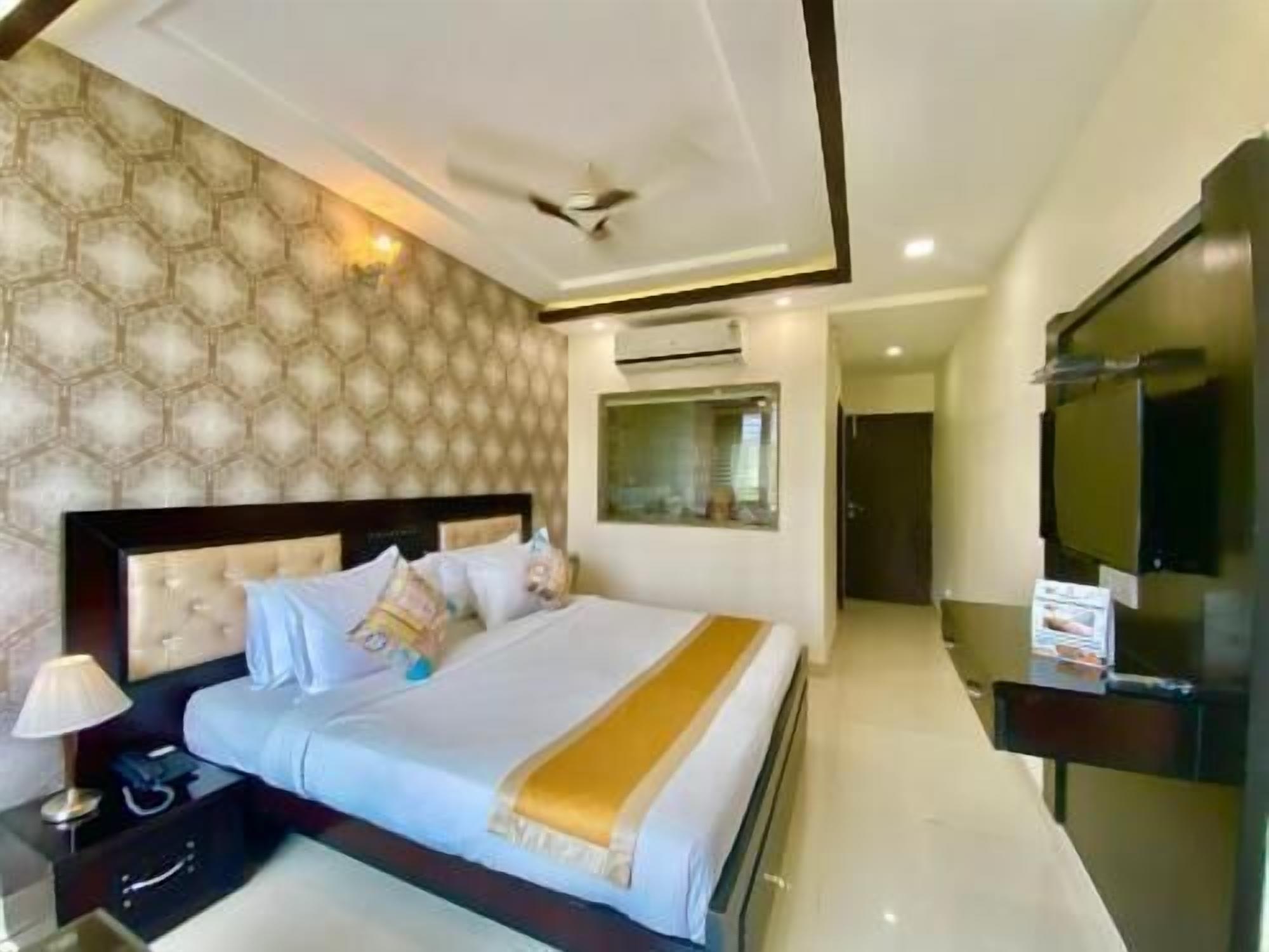 Premium bedding, desk