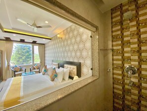 Executive King Room | Ropa de cama de alta calidad y escritorio