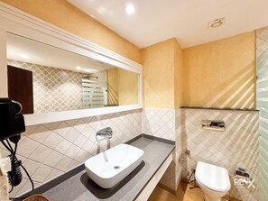 Habitación familiar | Baño | Ducha, artículos de higiene personal gratuitos y toallas