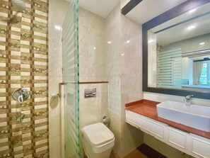 Executive King Room | Bathroom | Shower, free toiletries, towels