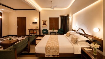 Luxury Double Room, 1 Double Bed | Premium bedding, minibar, desk, soundproofing