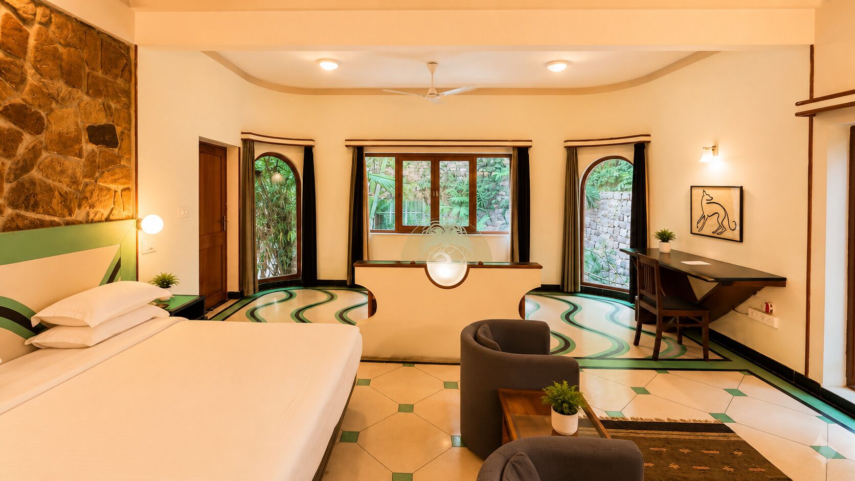 Un dormitorio con cama, escritorio, silla y ventana con vista a zonas verdes.