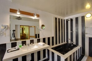 Luxury Twin Room, 2 Single Beds | Bathroom | Deep-soaking bathtub, free toiletries, hair dryer, towels - Hotel Inn Season - A Heritage Hotel in Jodhpur (Jodhpur)