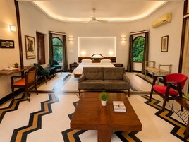 Premium bedding, minibar, desk, soundproofing