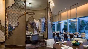 3 restaurants; breakfast, lunch and dinner served