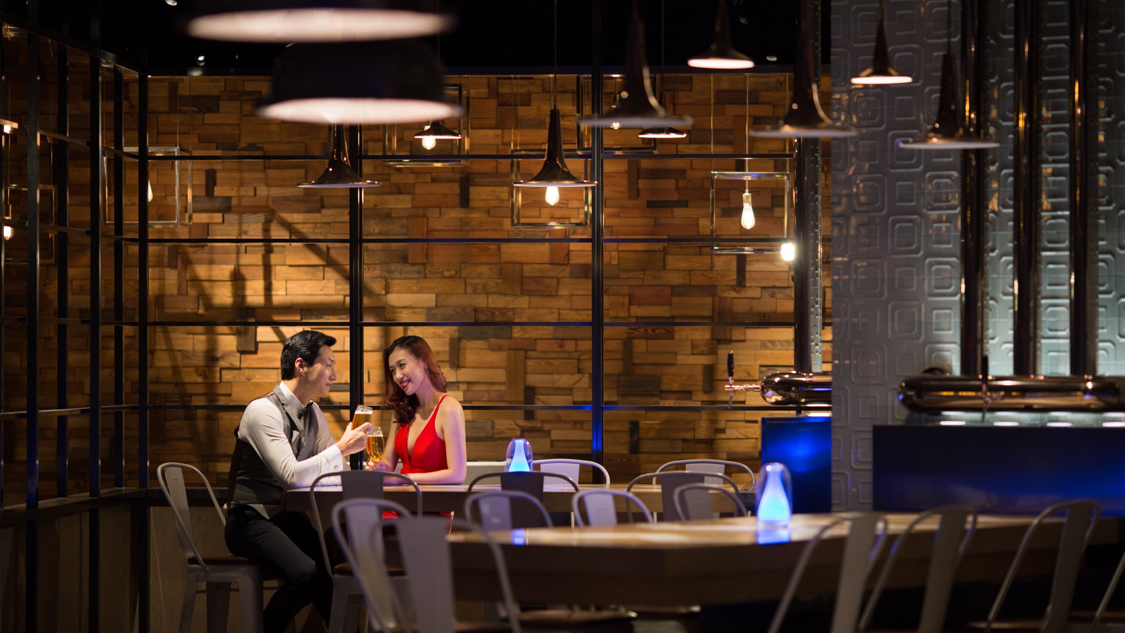 3 restaurants, breakfast, lunch, dinner served; international cuisine