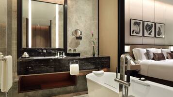 Combined shower/tub, rainfall showerhead, designer toiletries