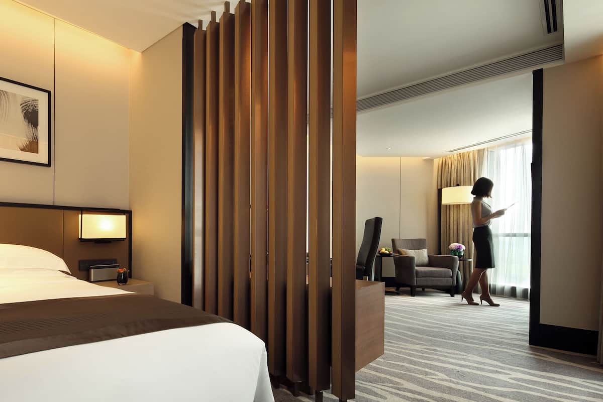 1 King Junior Suite | 1 bedroom, premium bedding, minibar, in-room safe