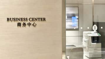 Un centro de negocios con un letrero que dice 'BUSINESS CENTER' y su traducción al chino.