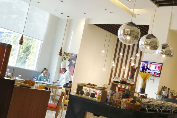 Serveert ontbijt, lunch, diner, internationale gerechten 