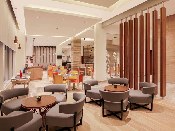 Daily buffet breakfast (INR 614 per person)