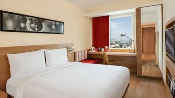 أغطية فراش متميزة وميني بار وخزنة داخل الغرفة ومكتب