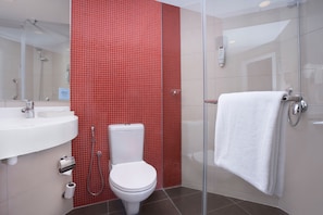 Bruser, miljøvenlige toiletartikler, hårtørrer, hjemmesko