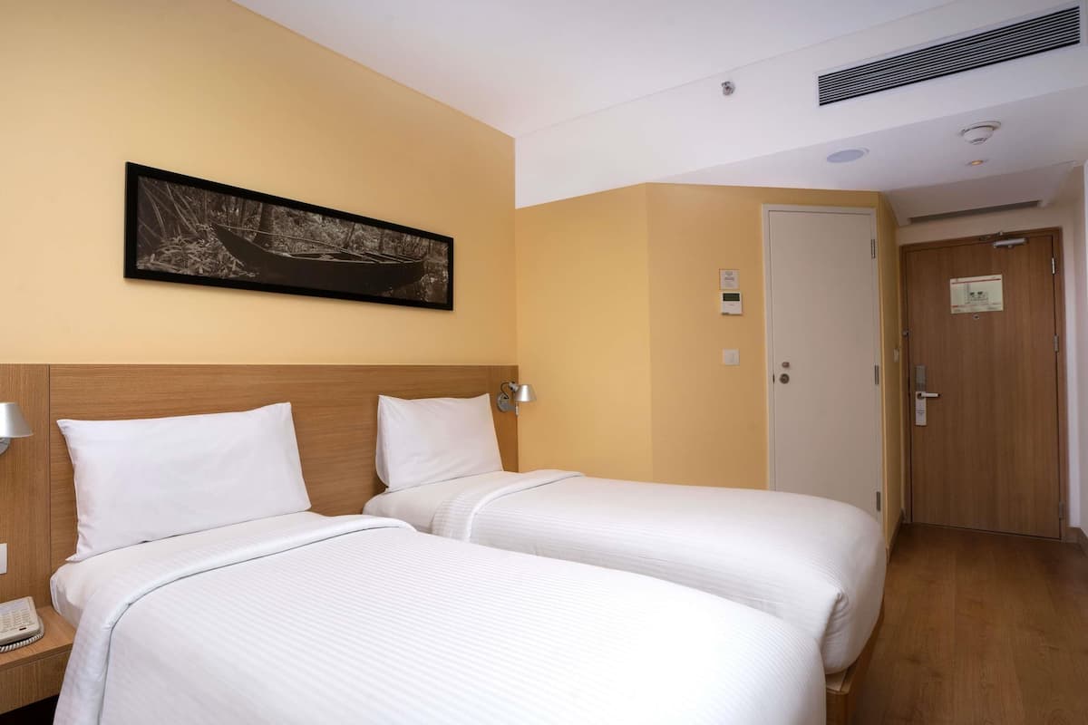 Habitación estándar con 2 camas individuales, 2 camas individuales (Extra benefits) | Ropa de cama de alta calidad, minibar, caja fuerte y escritorio