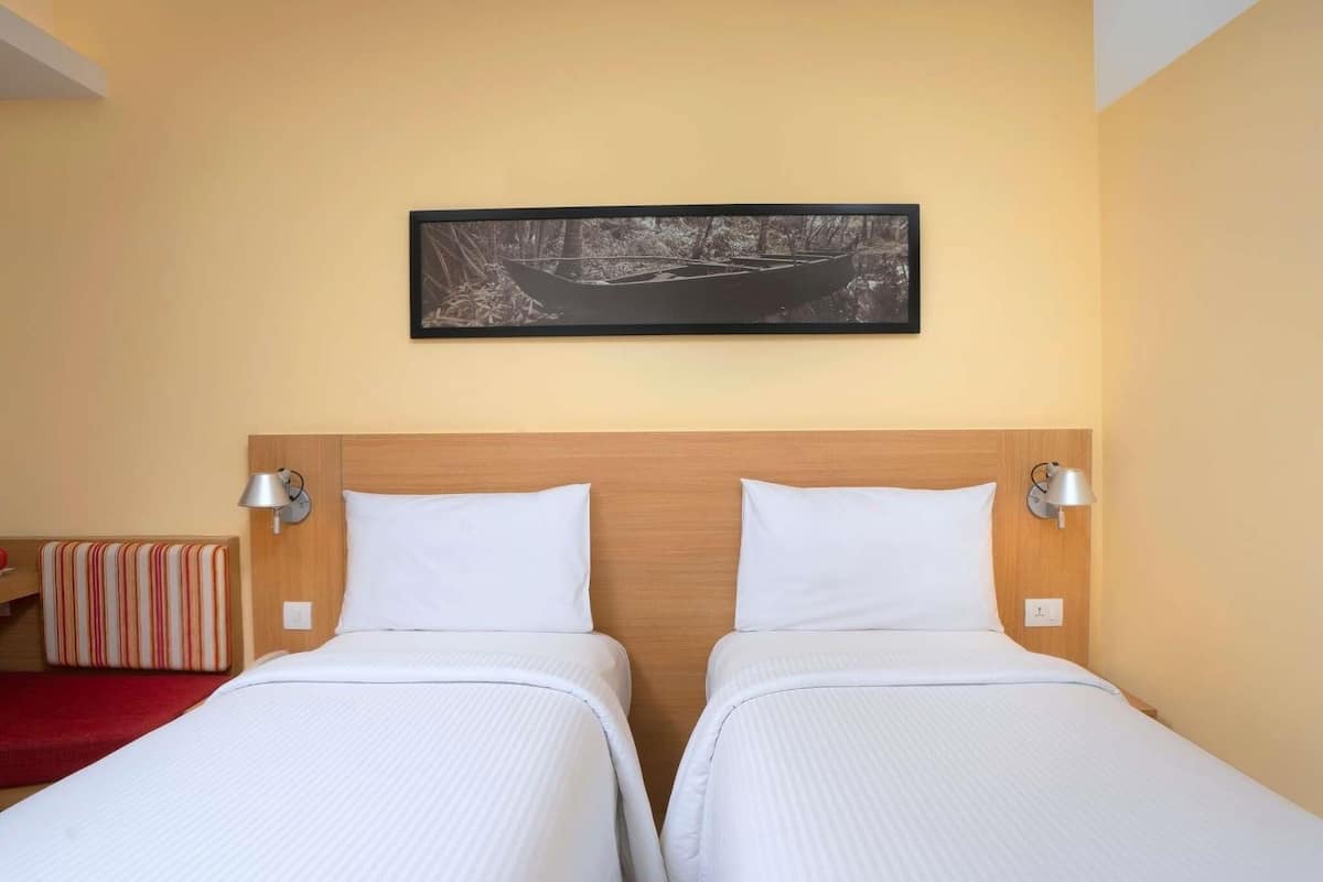 Chambre Standard avec lits jumeaux, 2 lits une place | Literie de qualité supérieure, minibar, coffres-forts dans les chambres