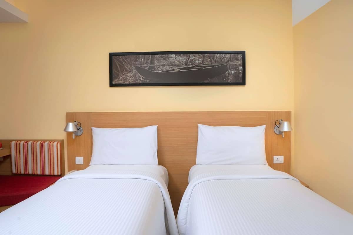 Ropa de cama de alta calidad, minibar, caja fuerte y escritorio