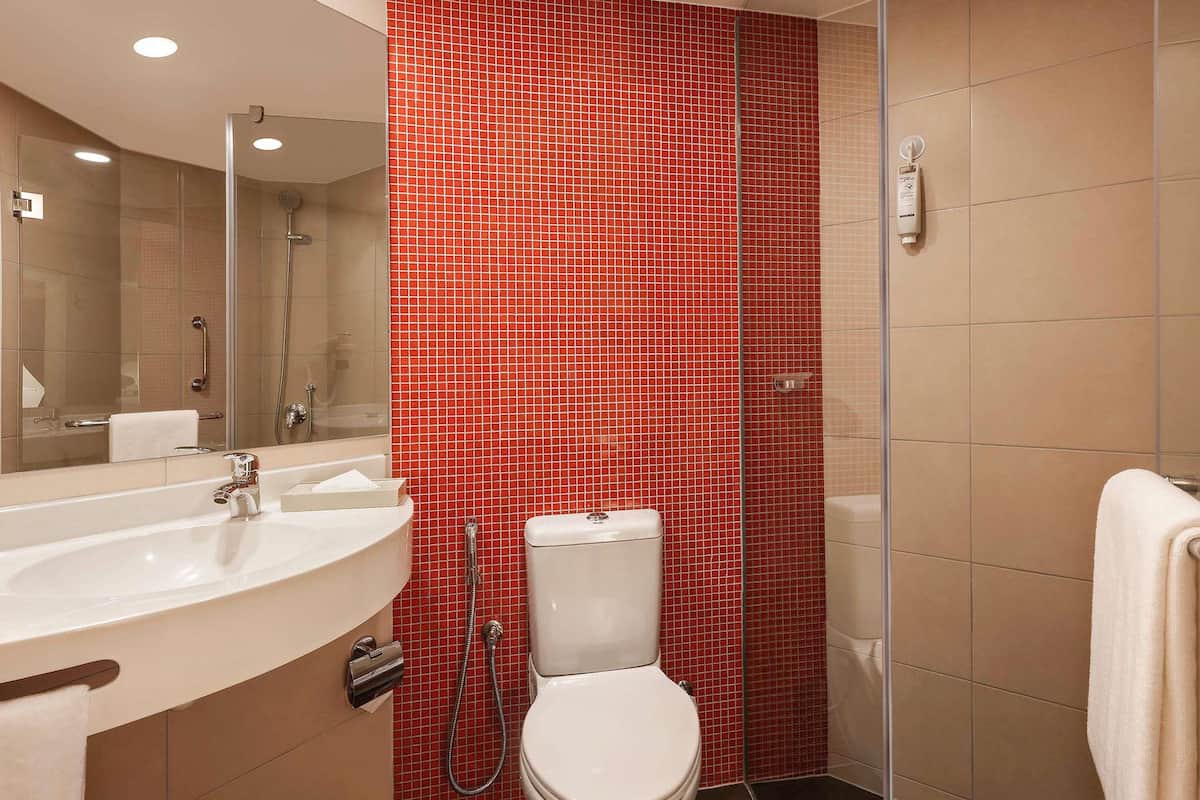 Roupas de cama premium, frigobar, cofres nos quartos, escrivaninha