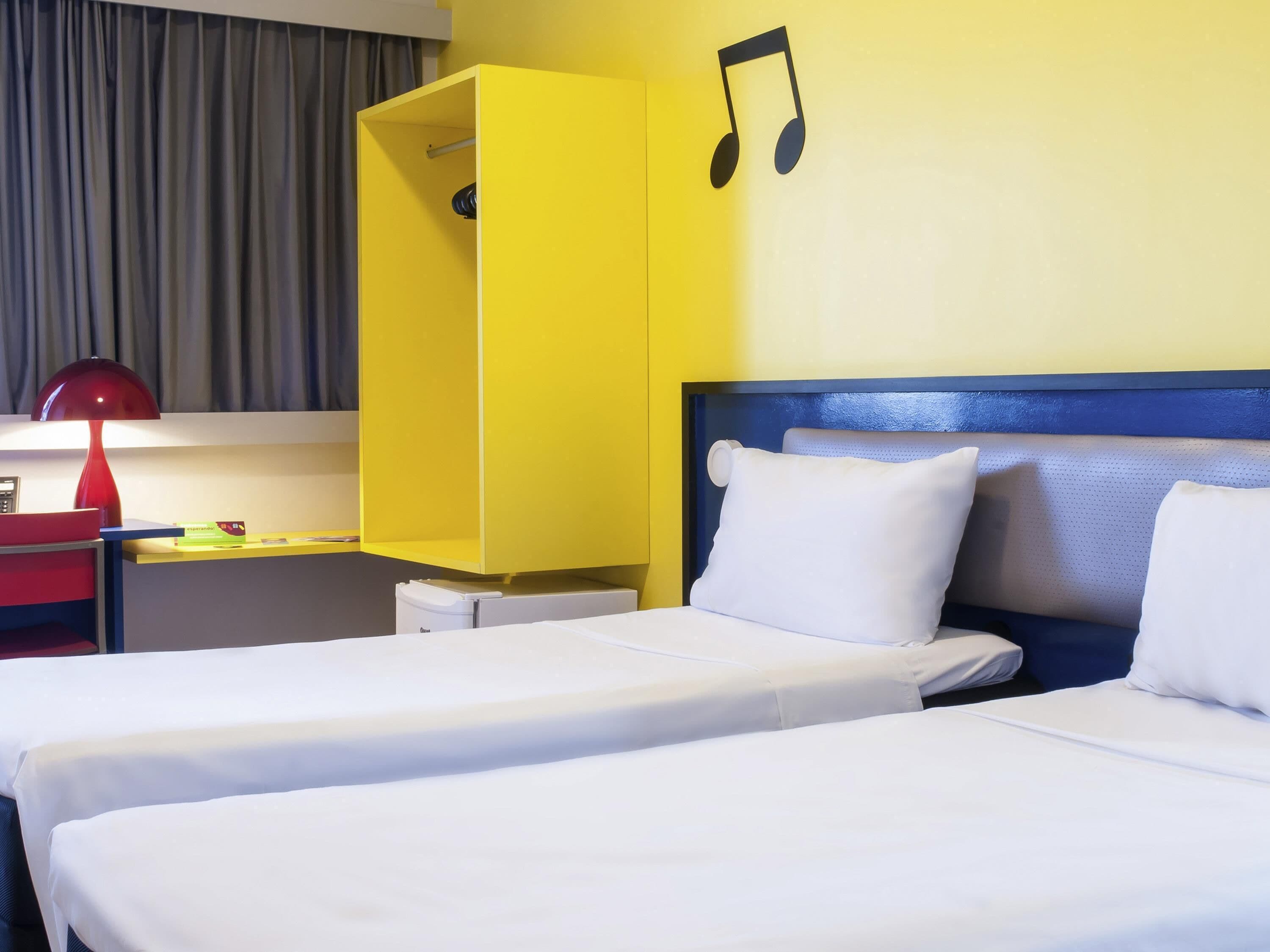 Apartament, 2 llits individuals | Minibar, caixa forta a l'habitació i escriptori 