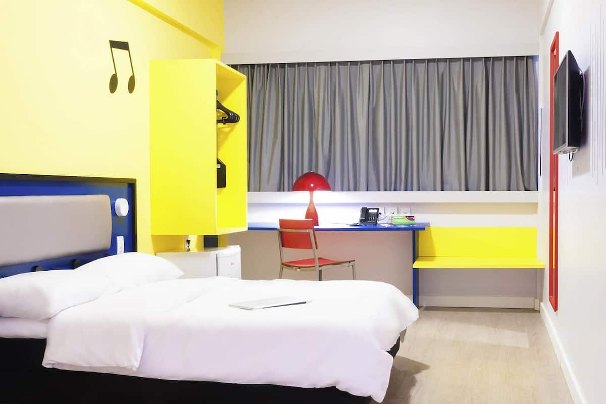 Minibar, caja de seguridad en la habitación y escritorio