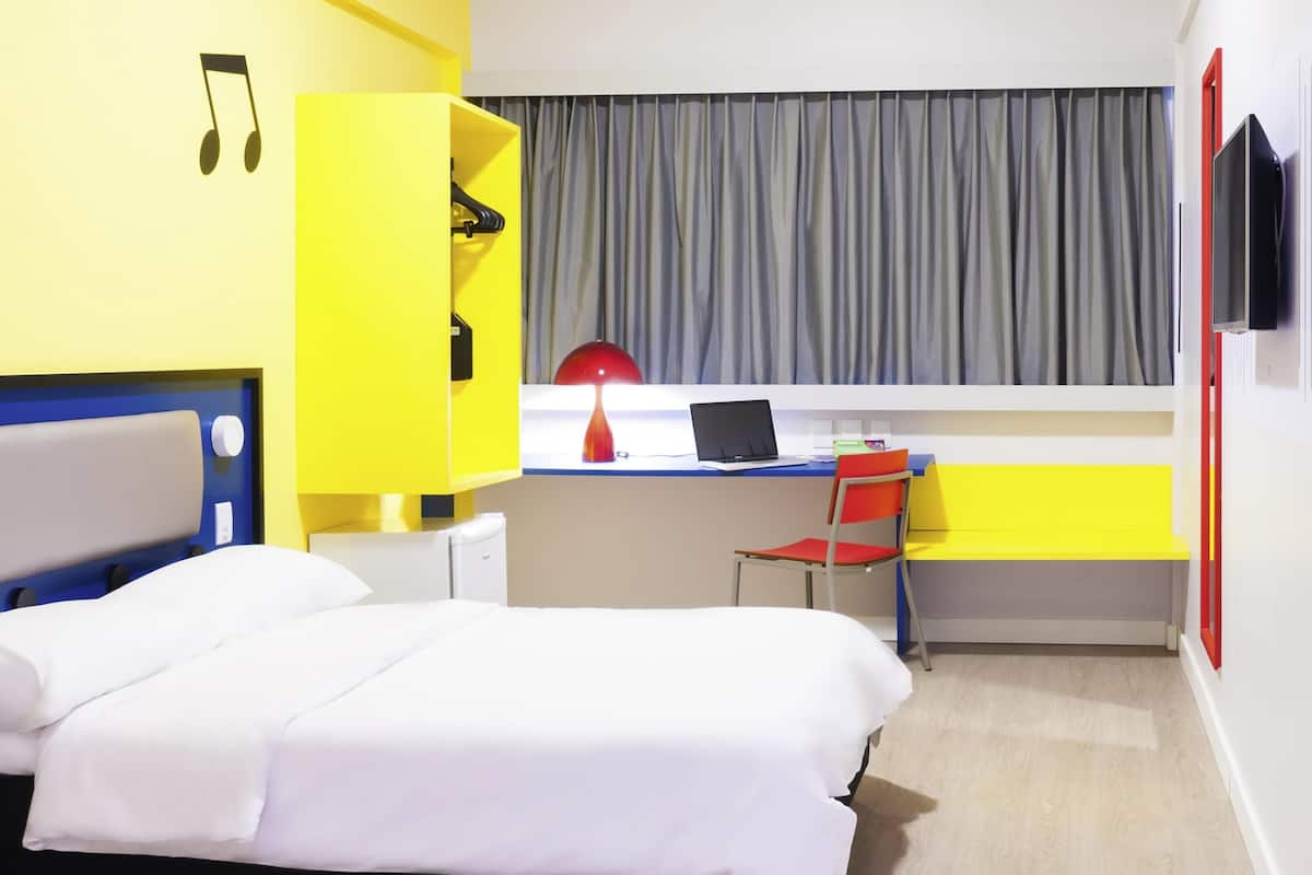 Apartment, 1 Double Bed | Minibar, in-room safe, desk, soundproofing