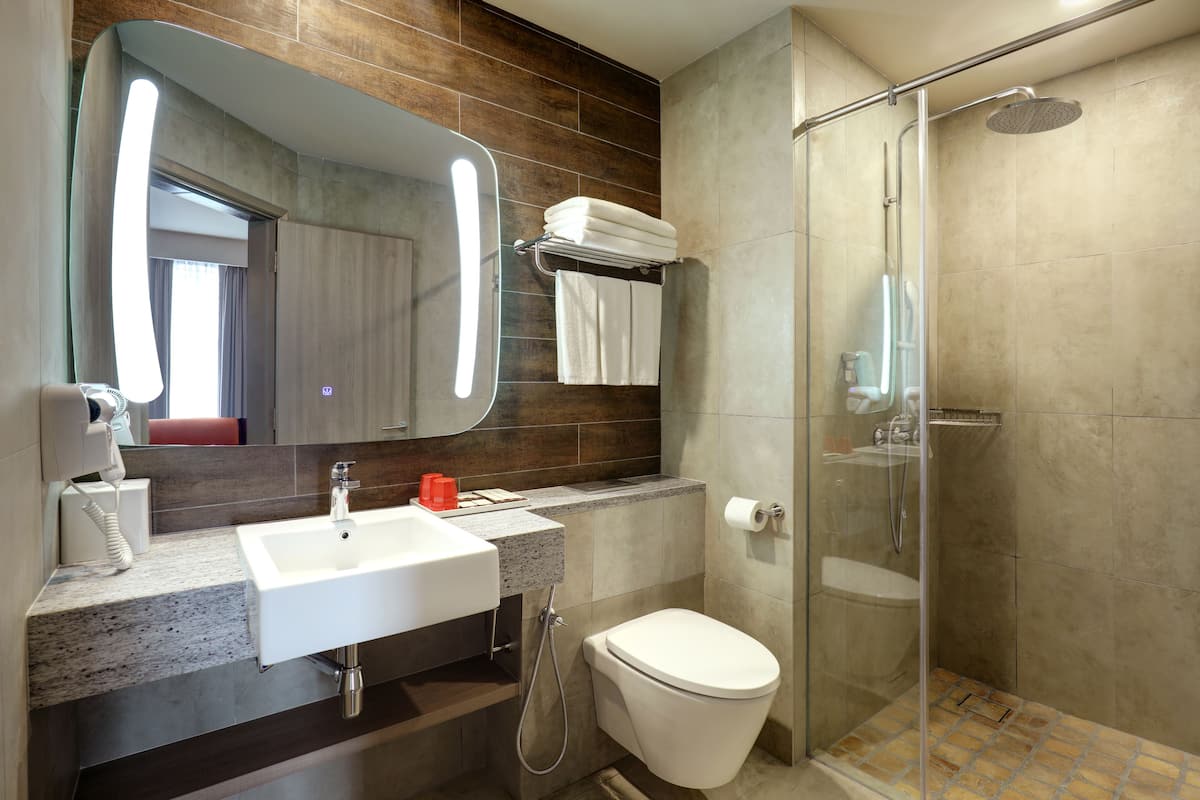 family room, multiple beds | bathroom | shower, rainfall showerhead, eco-friendly toiletries, hair dryer