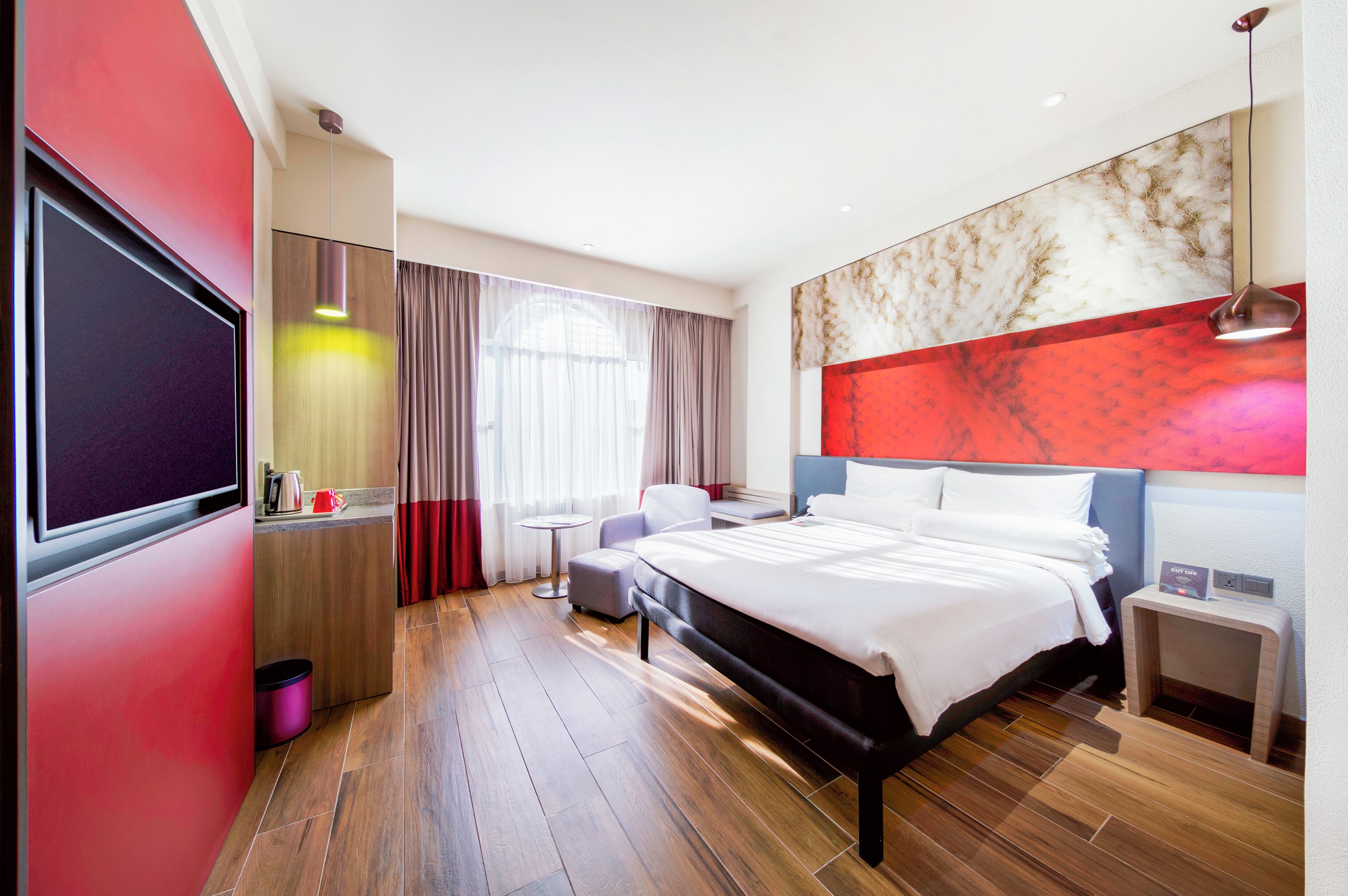 Rom – superior, 1 queensize-seng | Minibar, safe på rommet, skrivebord og skrivebord for bærbar PC