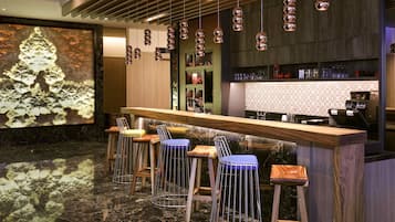 供應早餐、午餐、晚餐;多國菜