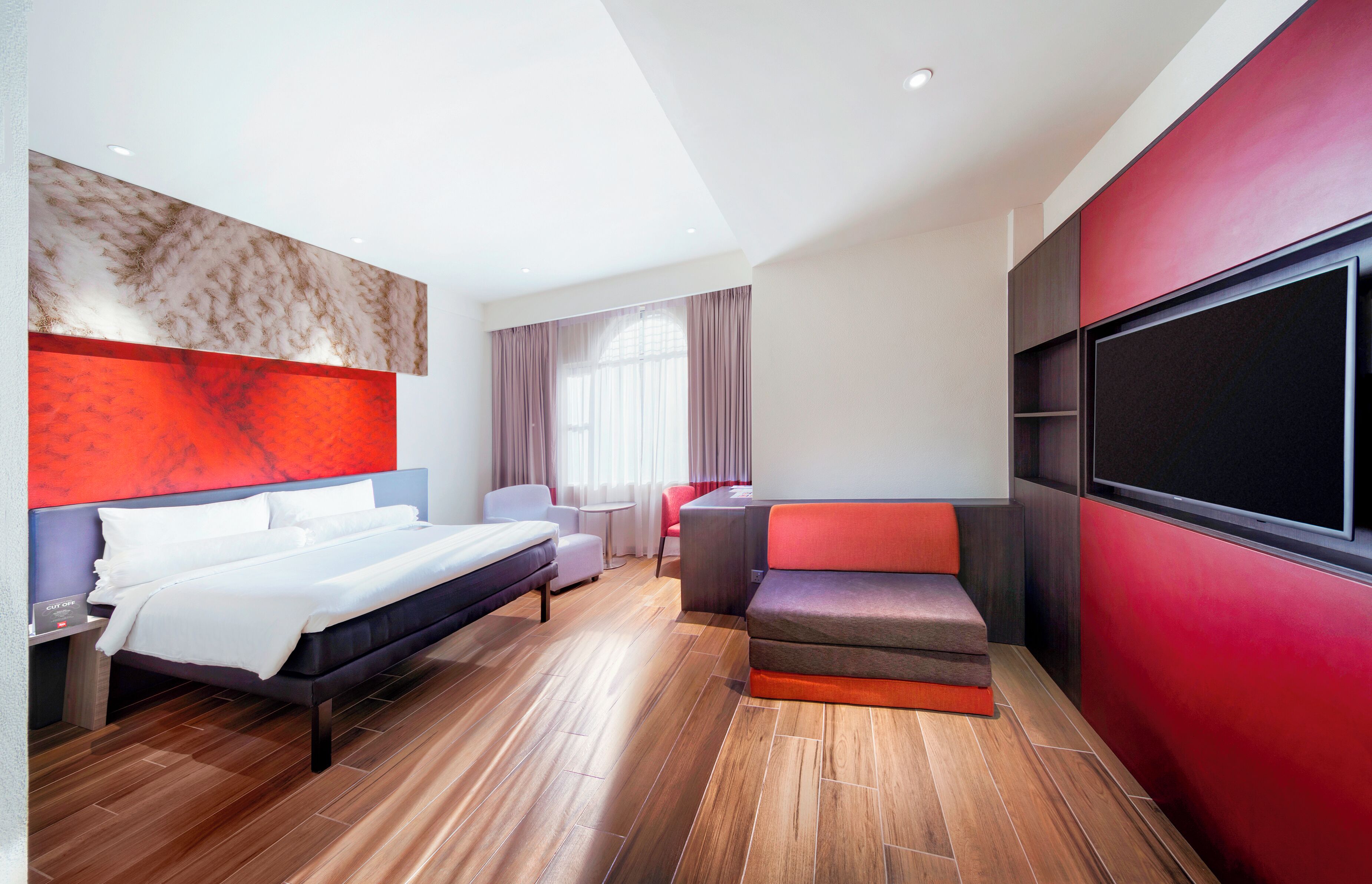 Suite, 1 Queen Bed with Sofa bed | Minibar, in-room safe, desk, laptop workspace