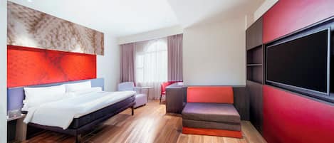 Suite, 1 Queen-Bett und Schlafsofa | Minibar, Zimmersafe, Schreibtisch, laptopgeeigneter Arbeitsplatz