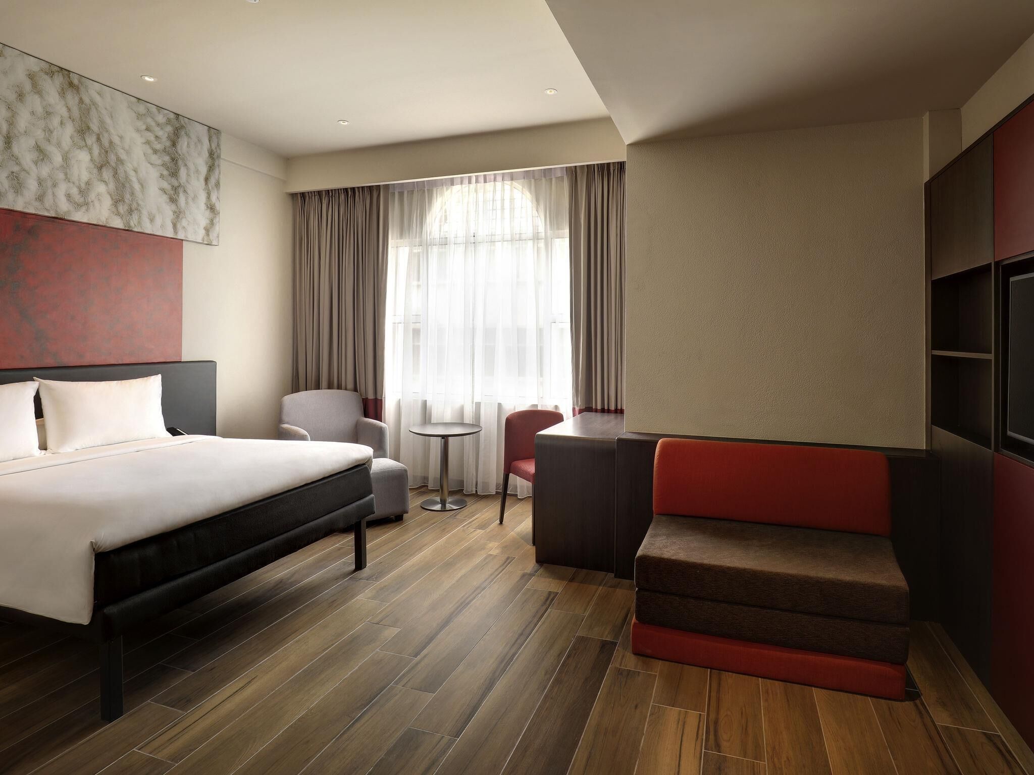 Suite, 1 Katil Ratu (Queen) dengan Katil Sofa | Bar mini, peti besi dalam bilik, meja, ruang kerja komputer riba 