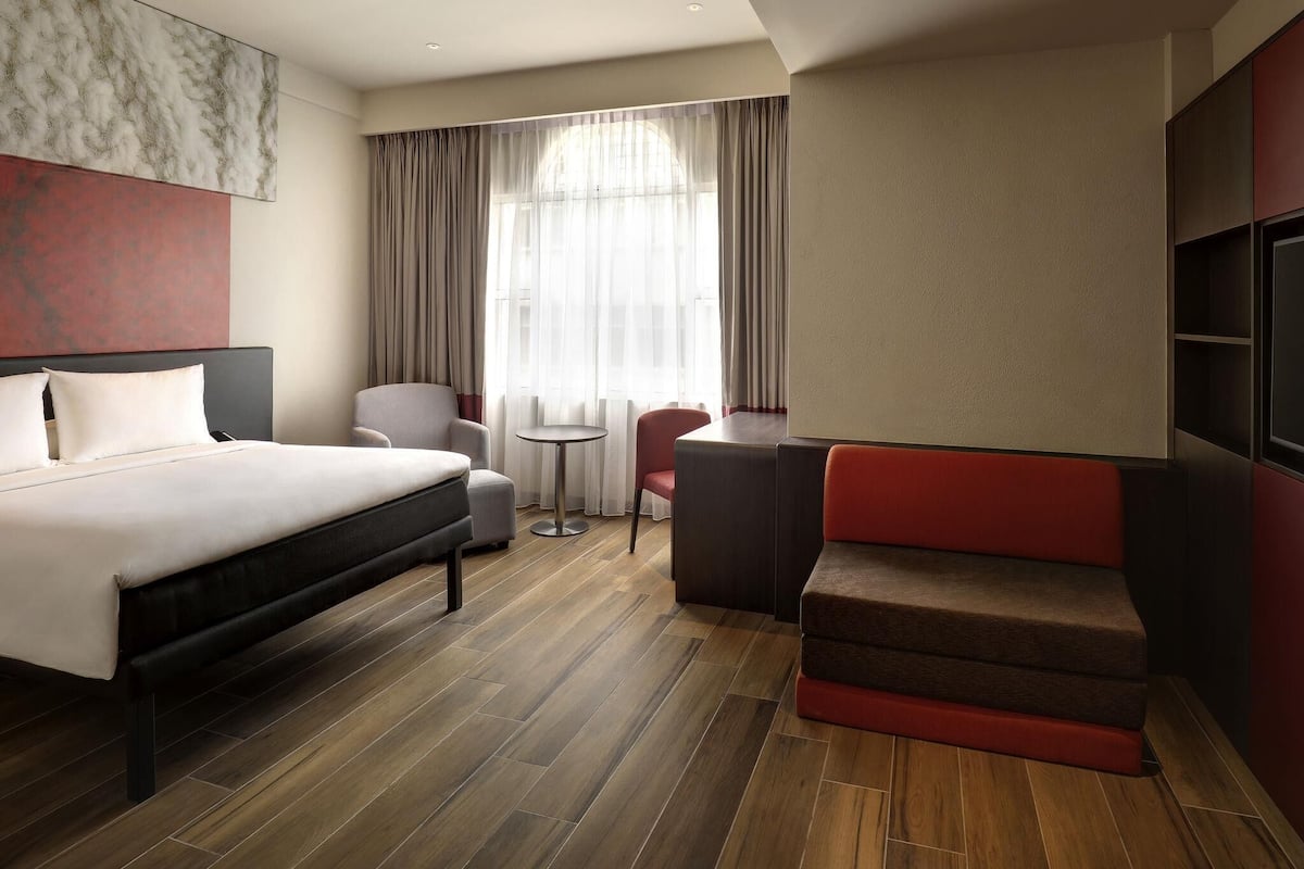 Suite, 1 Queen Bed with Sofa bed | Minibar, in-room safe, desk, laptop workspace