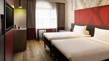 Standard Room, 2 Katil Bujang (Single) | Bar mini, peti besi dalam bilik, meja, ruang kerja komputer riba