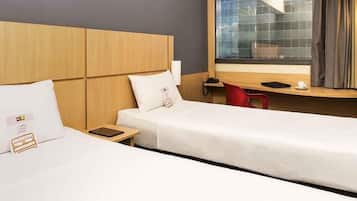 Quarto standard, 2 camas de solteiro | Frigobar, cofres nos quartos, escrivaninha, cortinas blackout