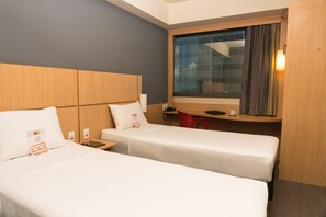 Quarto standard, várias camas | Frigobar, cofres nos quartos, escrivaninha, cortinas blackout